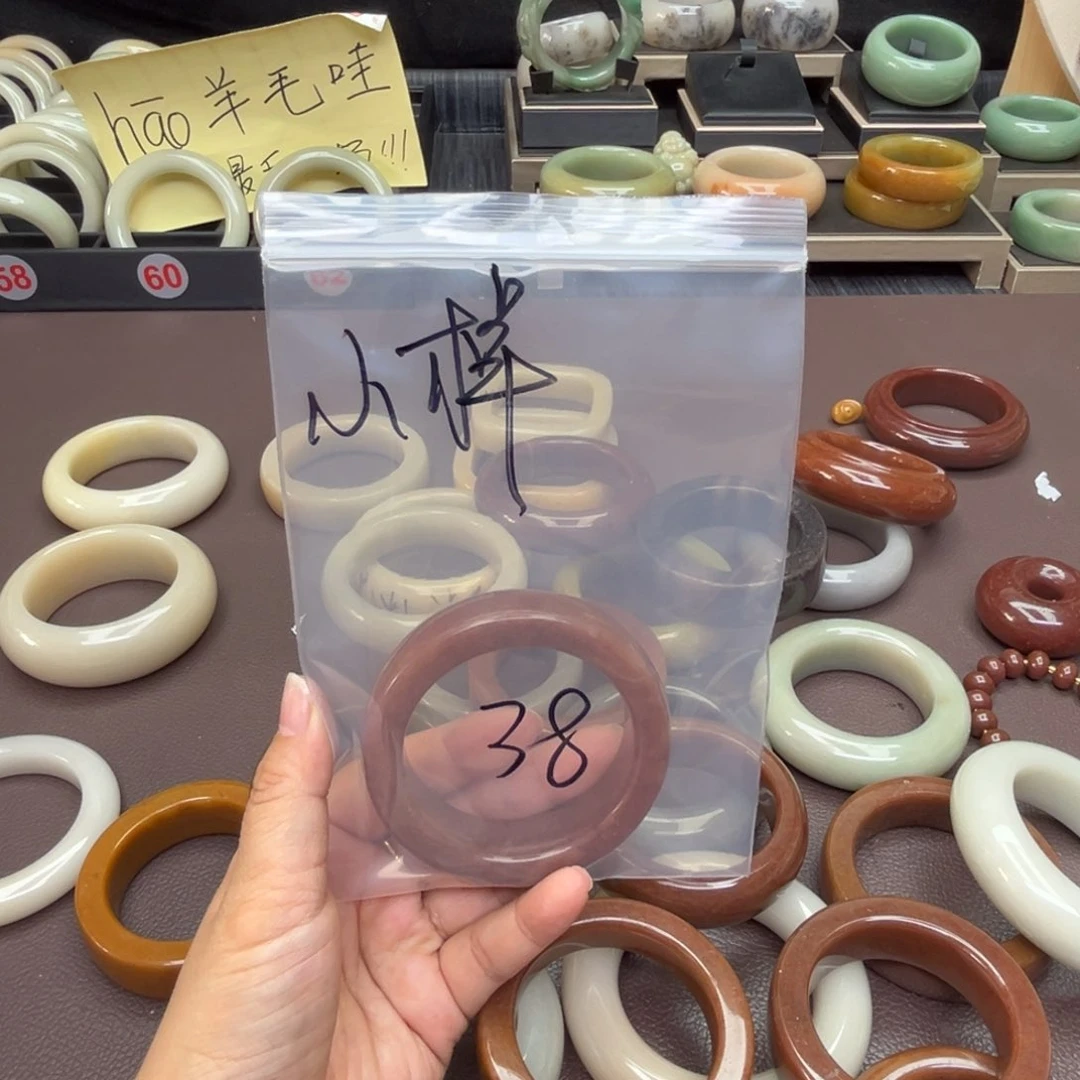 石英质玉手镯未镶嵌小****?