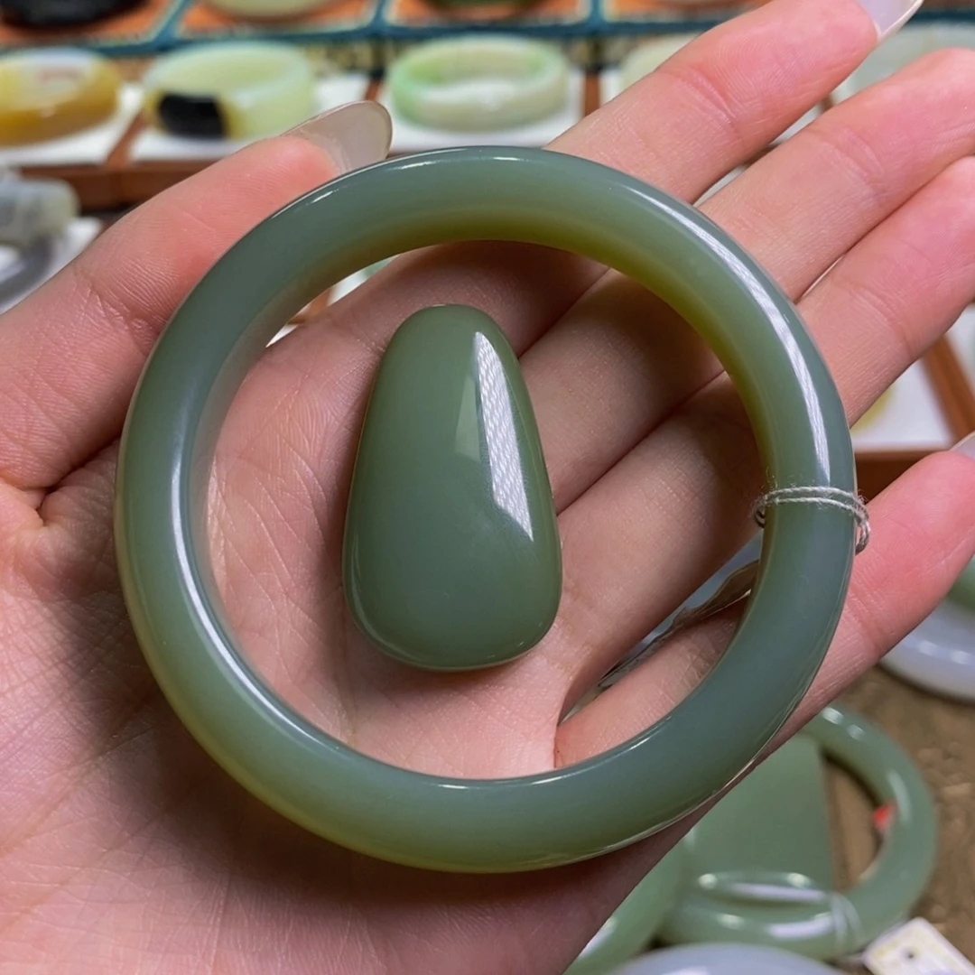 和田玉手镯未镶嵌一****了俄碧粉青一细56-57