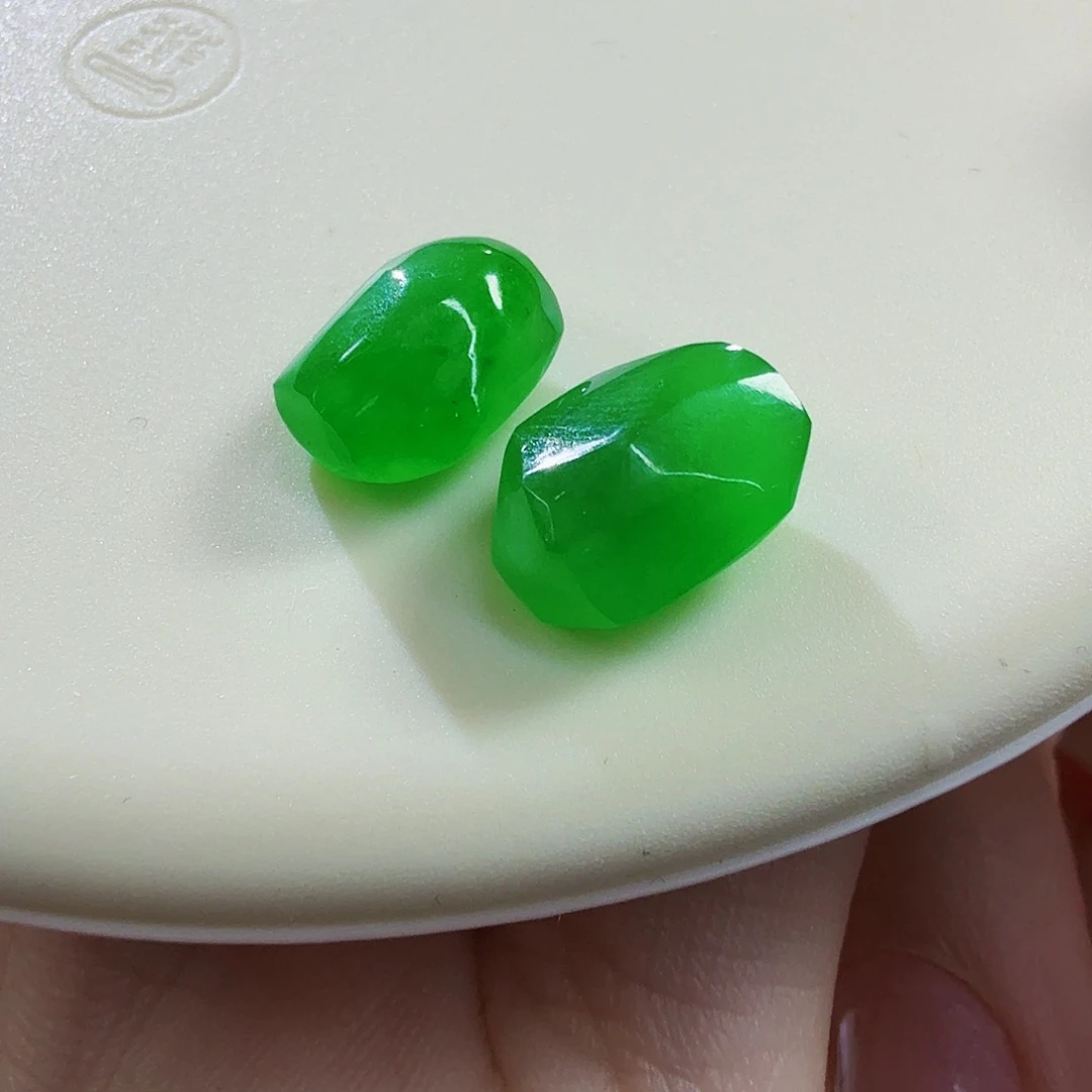 翡翠未镶嵌颈饰绿随行一对（可做耳饰）