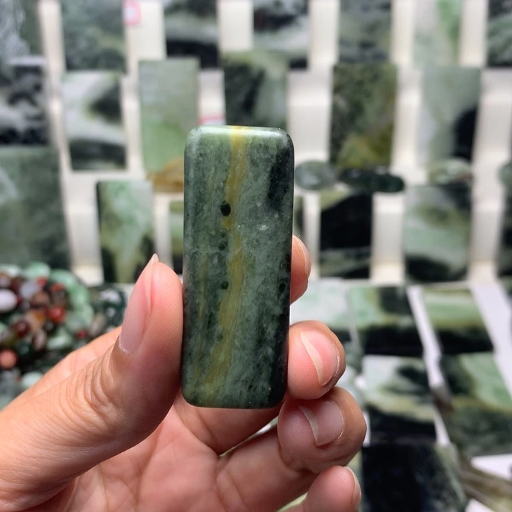 独山玉未镶嵌颈饰情****浅