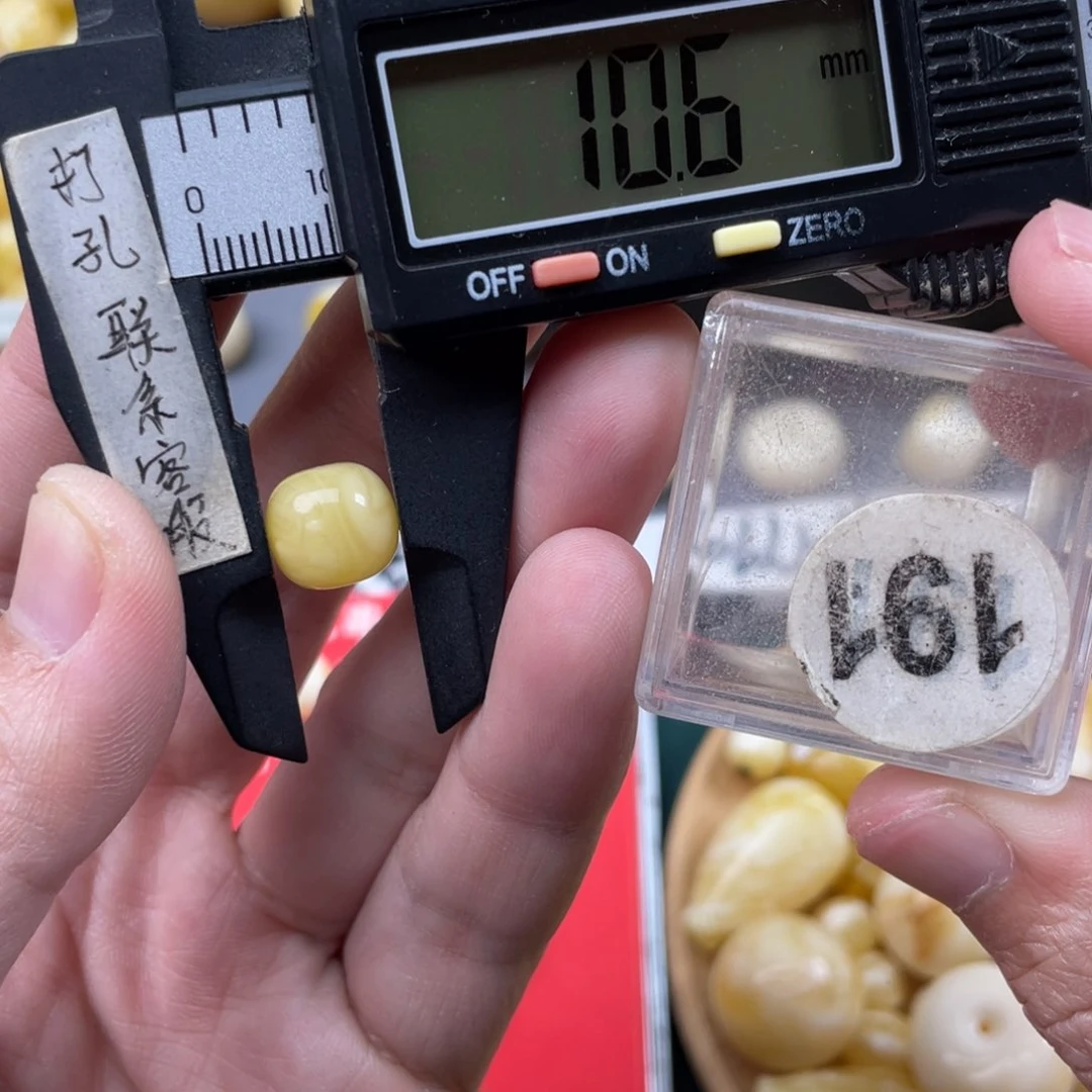 蜜蜡珠宝奇石未镶嵌