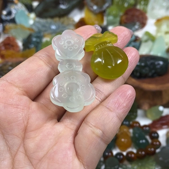 未镶嵌蛇纹石玉吊坠