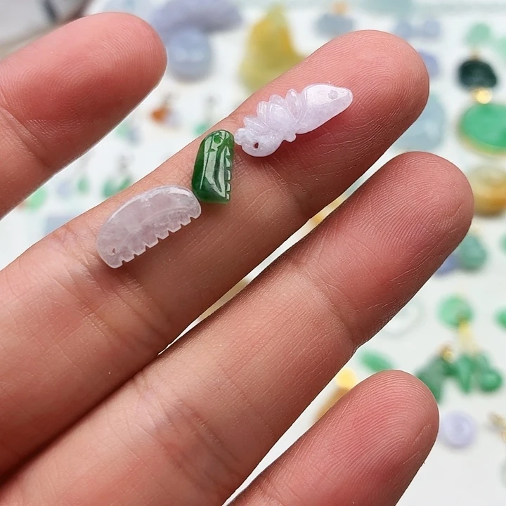 4***8翡翠未镶嵌颈饰荷花木梳
