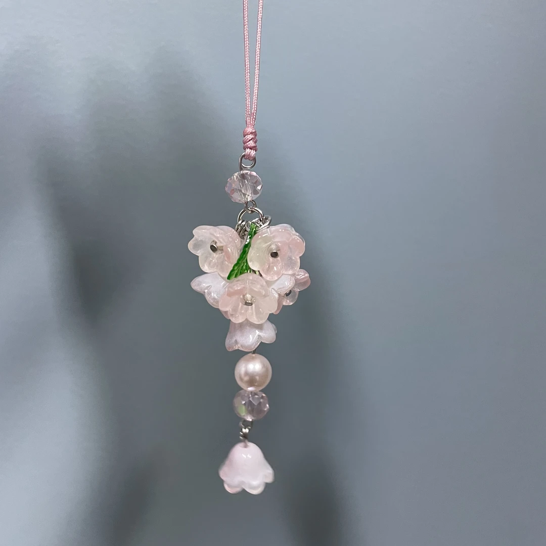 绳款淡粉色花串手机坠E283