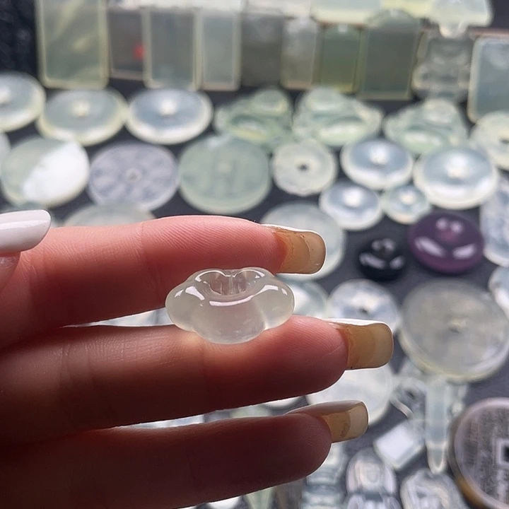 岫玉未镶嵌颈饰祥云锁