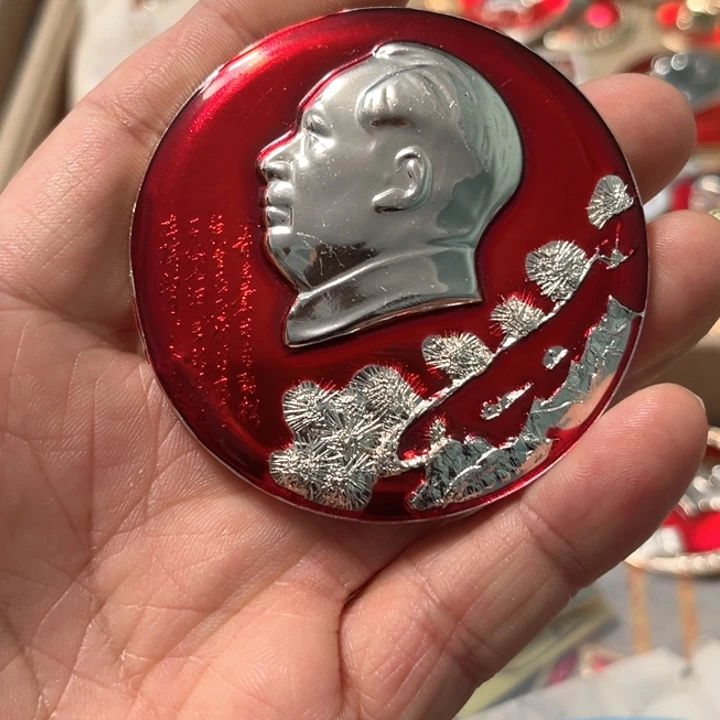 军***哥其他普通金属普通纪念章一个
