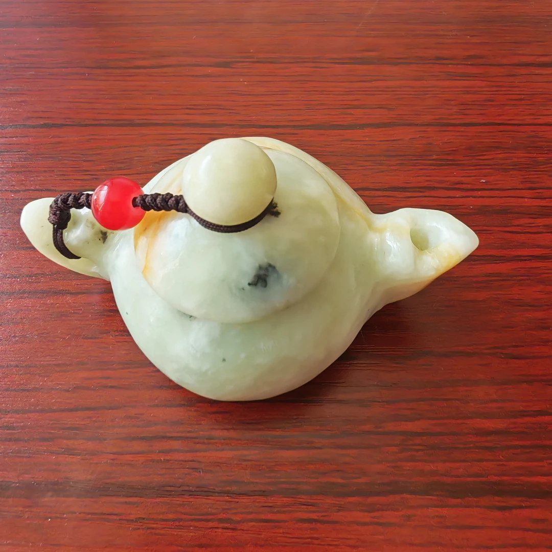 天然岫玉把把胡，尺寸8cmx5cmx4.2cm，无美颜自然光拍摄