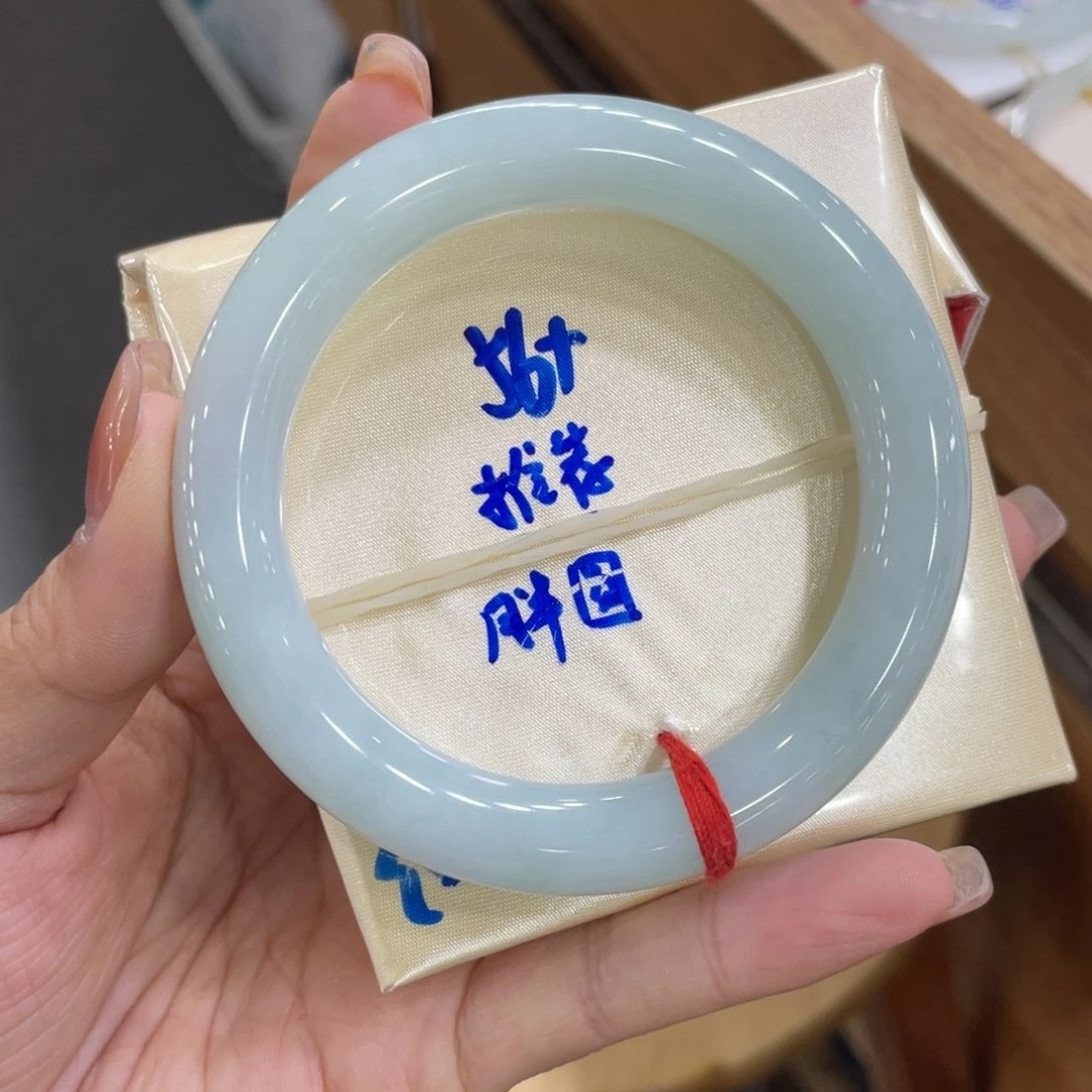 翡翠手镯未镶嵌翡翠手镯