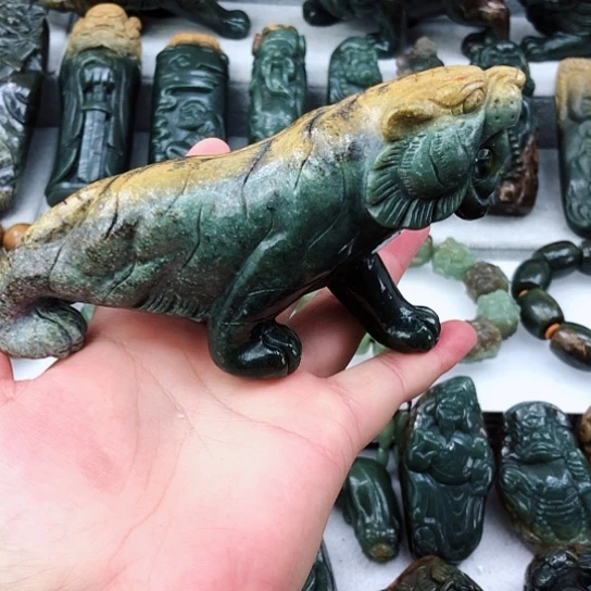 未镶嵌岫岩河磨玉（透闪石质玉）把件