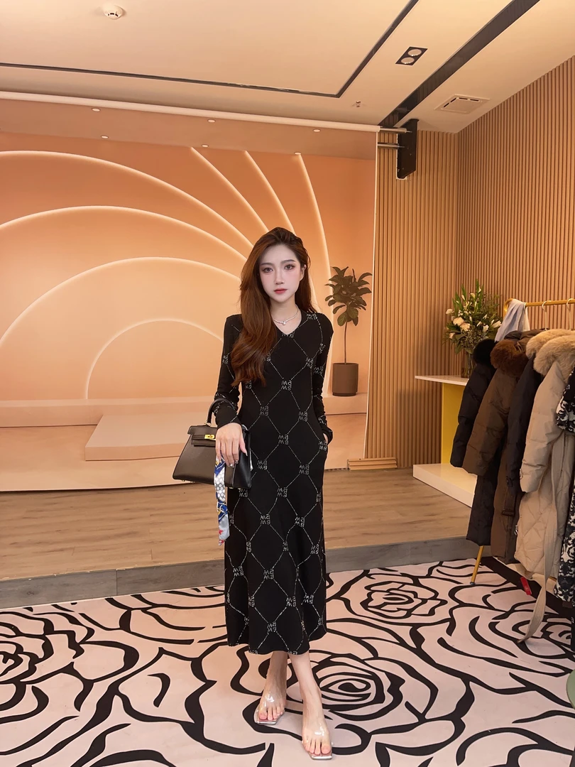 MC01早秋气质修身钻钻收腰长袖时尚秋季开叉满钻黑色连衣裙女