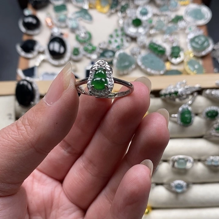 翡翠颈饰未镶嵌翡翠