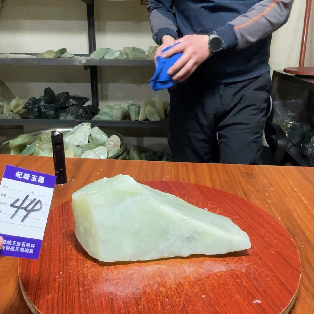 蛇纹石玉未镶嵌原石44有裂痕