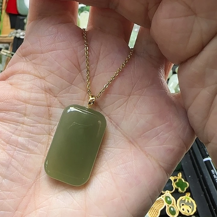 颈饰18K金镶嵌和田玉