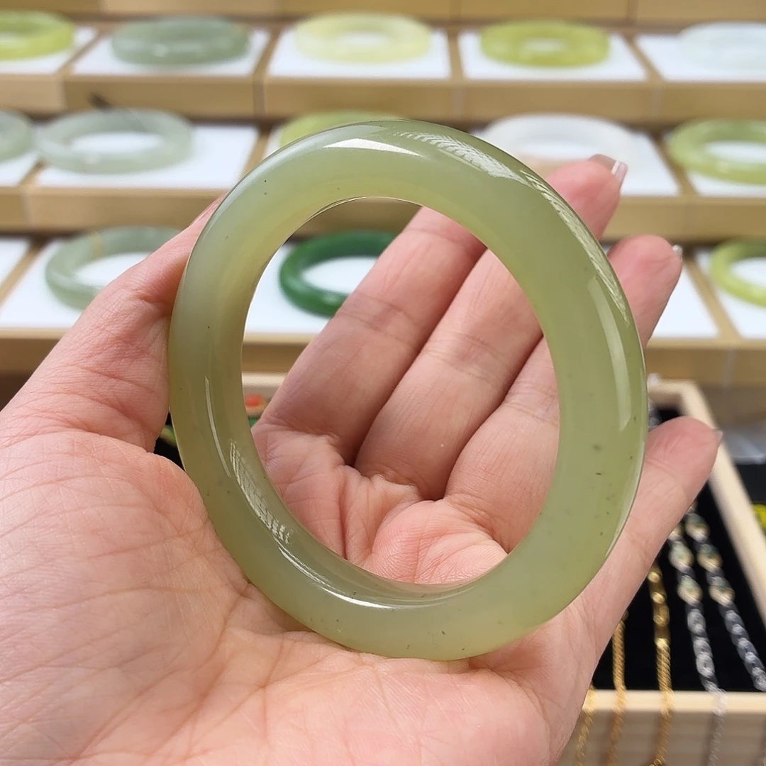 和田玉未镶嵌手镯