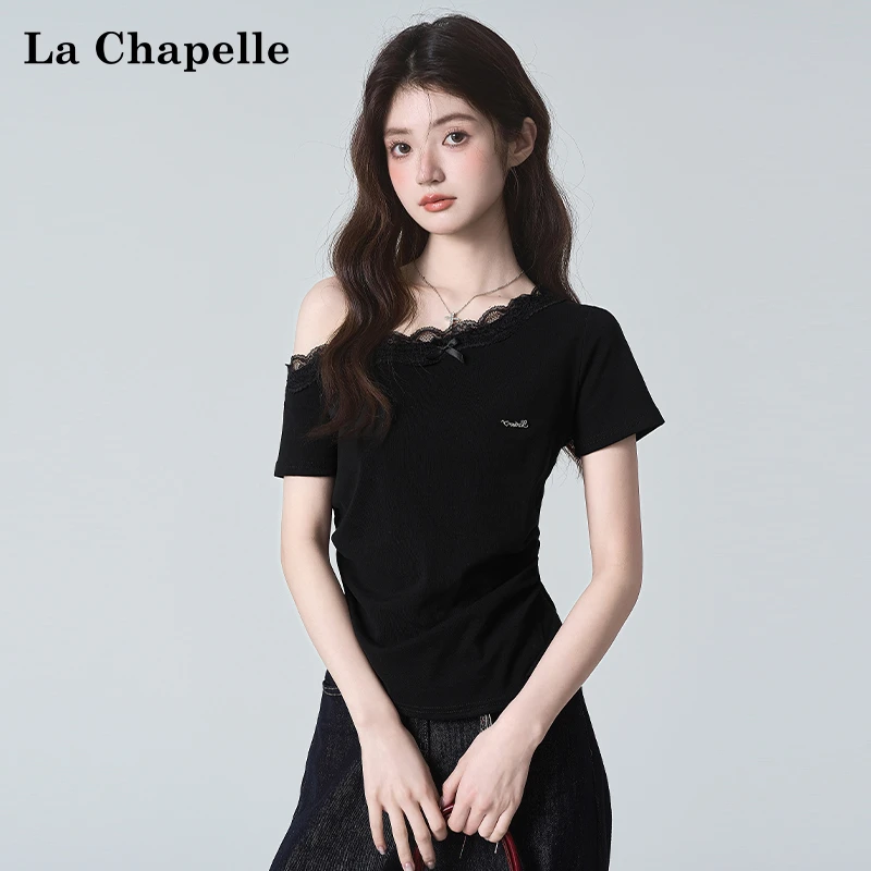 拉夏贝尔设计感斜领蕾丝花边拼接短袖T恤女春夏新款露肩黑色上衣