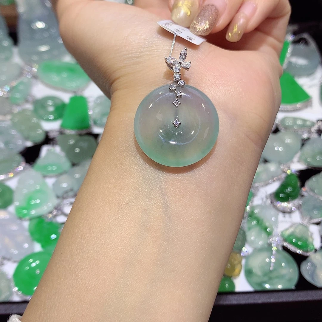 翡翠18K金镶嵌颈饰扣