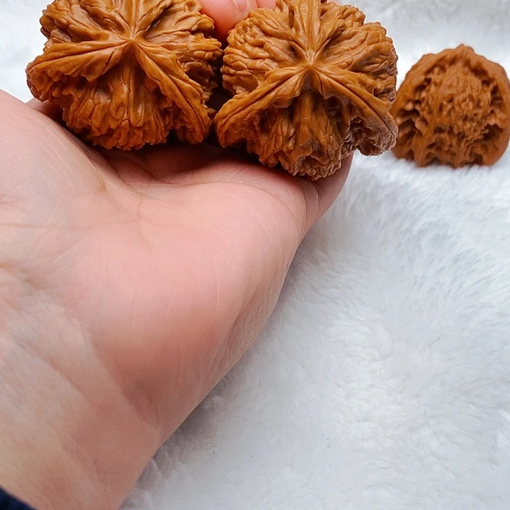 太***极文玩核桃吊坠三棱