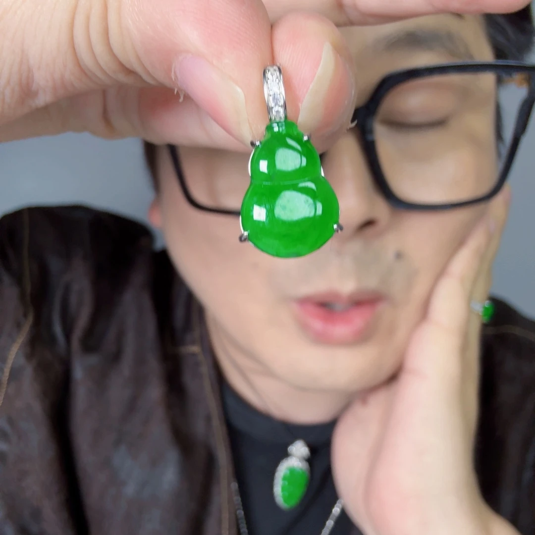 翡翠未镶嵌颈饰一件