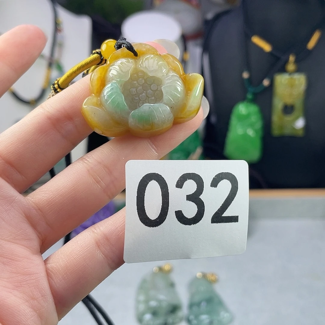 翡翠未镶嵌吊坠(赠链)
