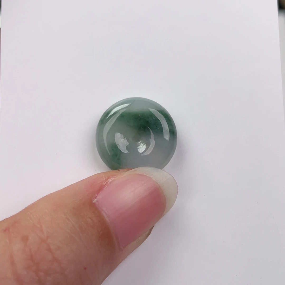 翡翠未镶嵌颈饰平安扣