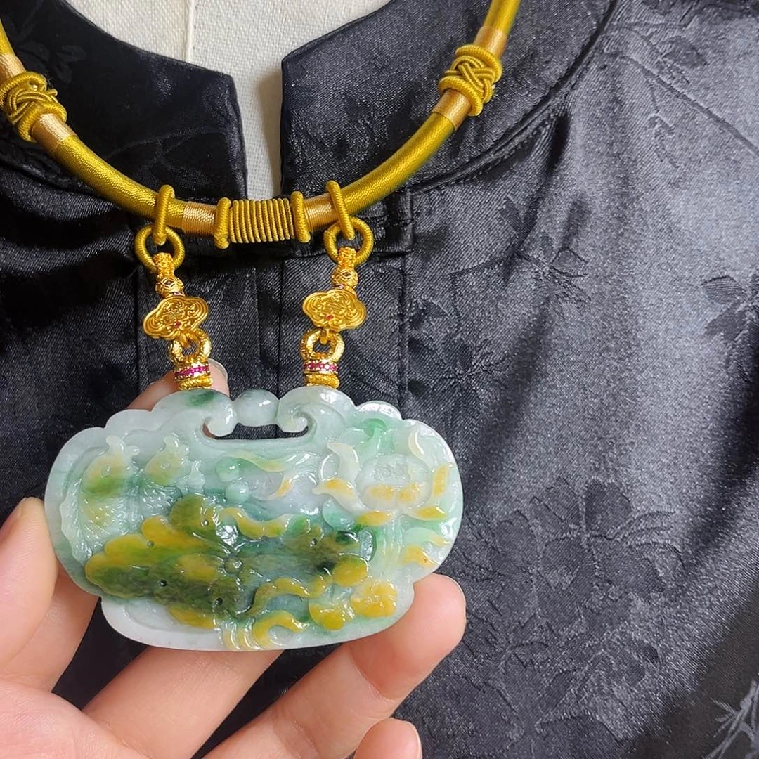 翡翠颈饰未镶嵌俏色鱼戏荷花