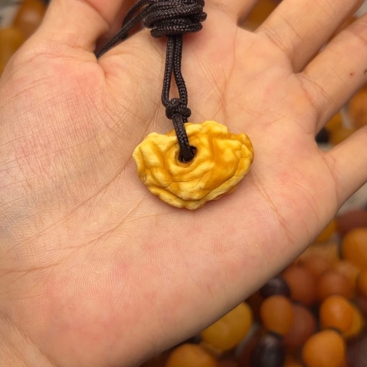 琥珀未镶嵌颈饰天然蜜蜡