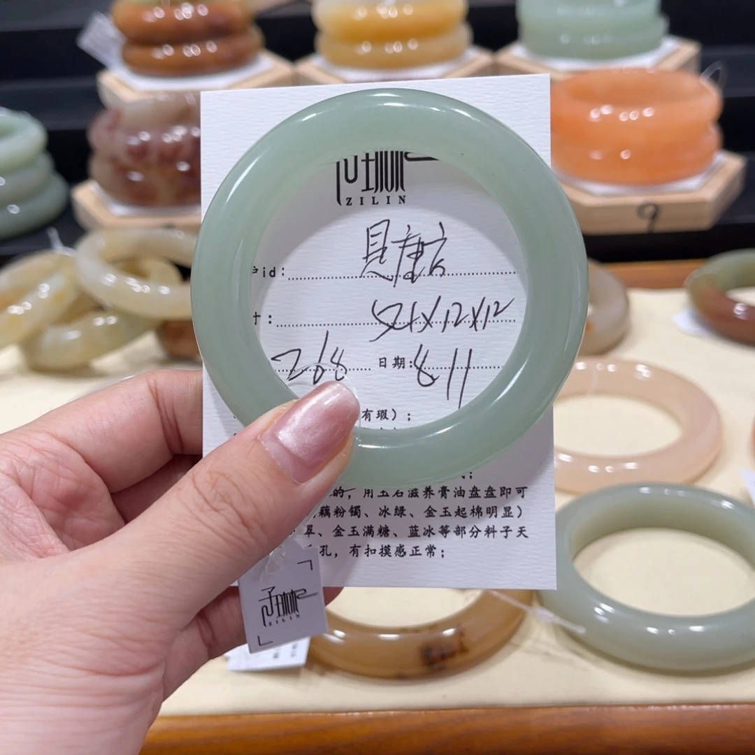 石英质玉手镯未镶嵌小***