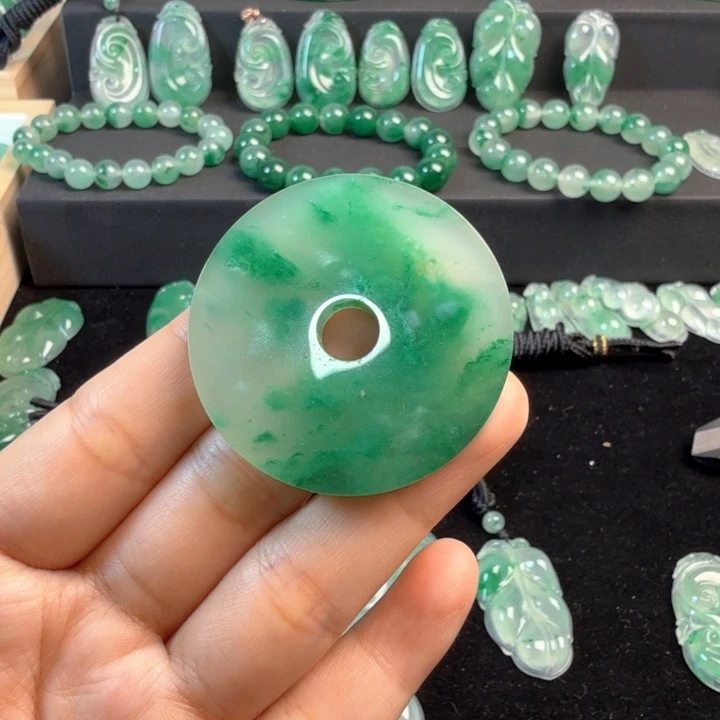 石英质玉未镶嵌颈饰