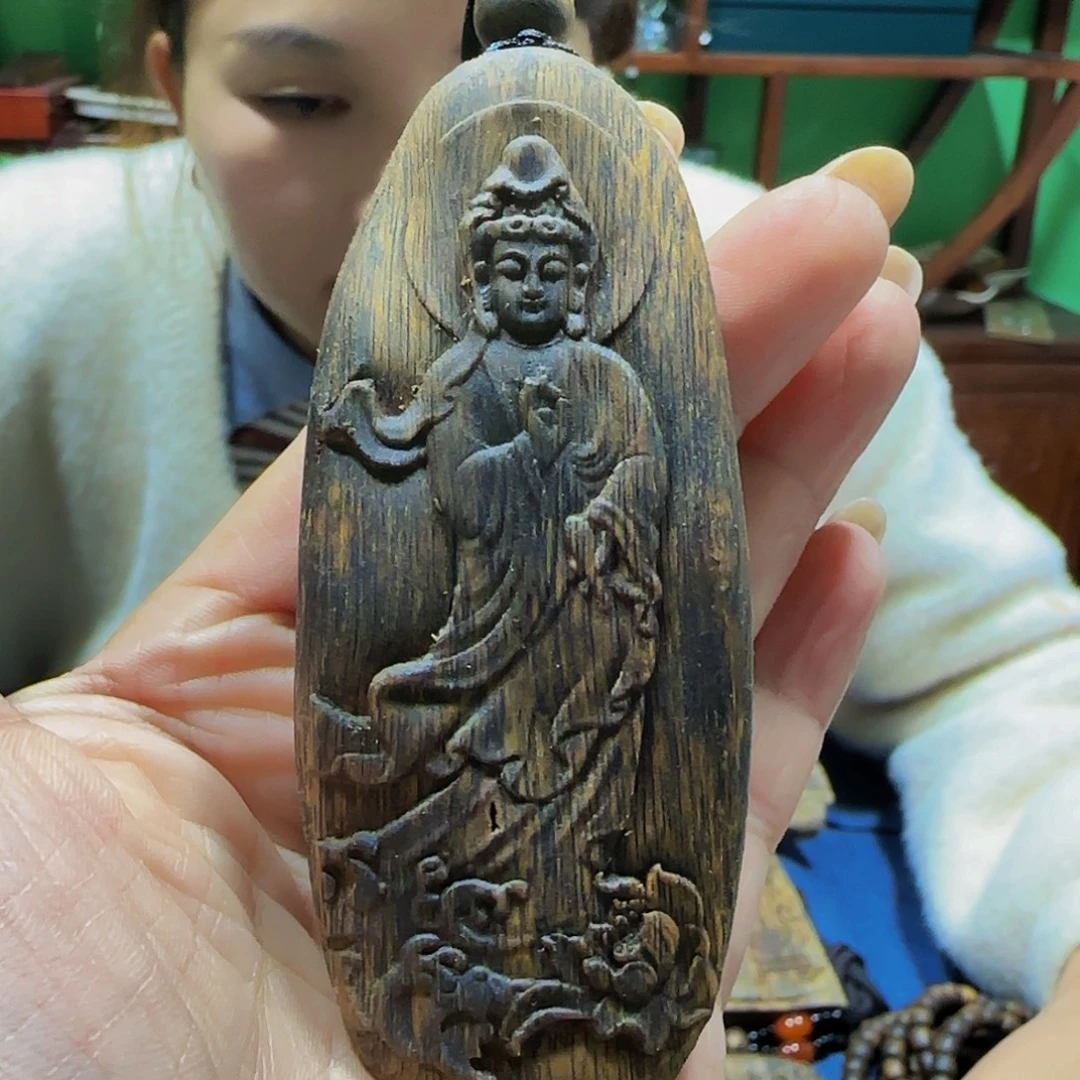 沉香碎屑沉香海南白奇乌身天然瘤疤老料观音带绳25克