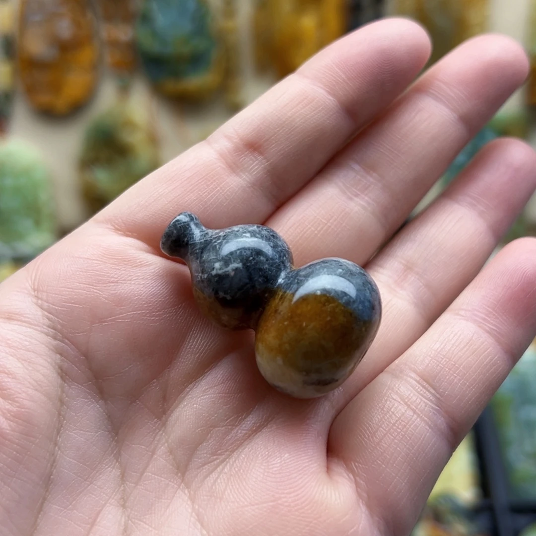 岫玉未镶嵌颈饰葫芦