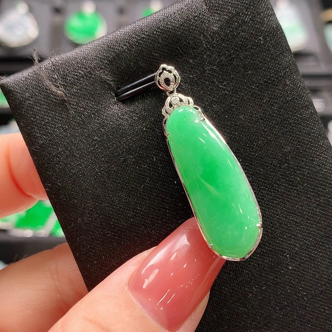 翡翠18K金镶嵌颈饰福瓜