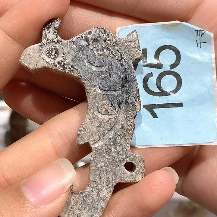 和田玉未镶嵌把件