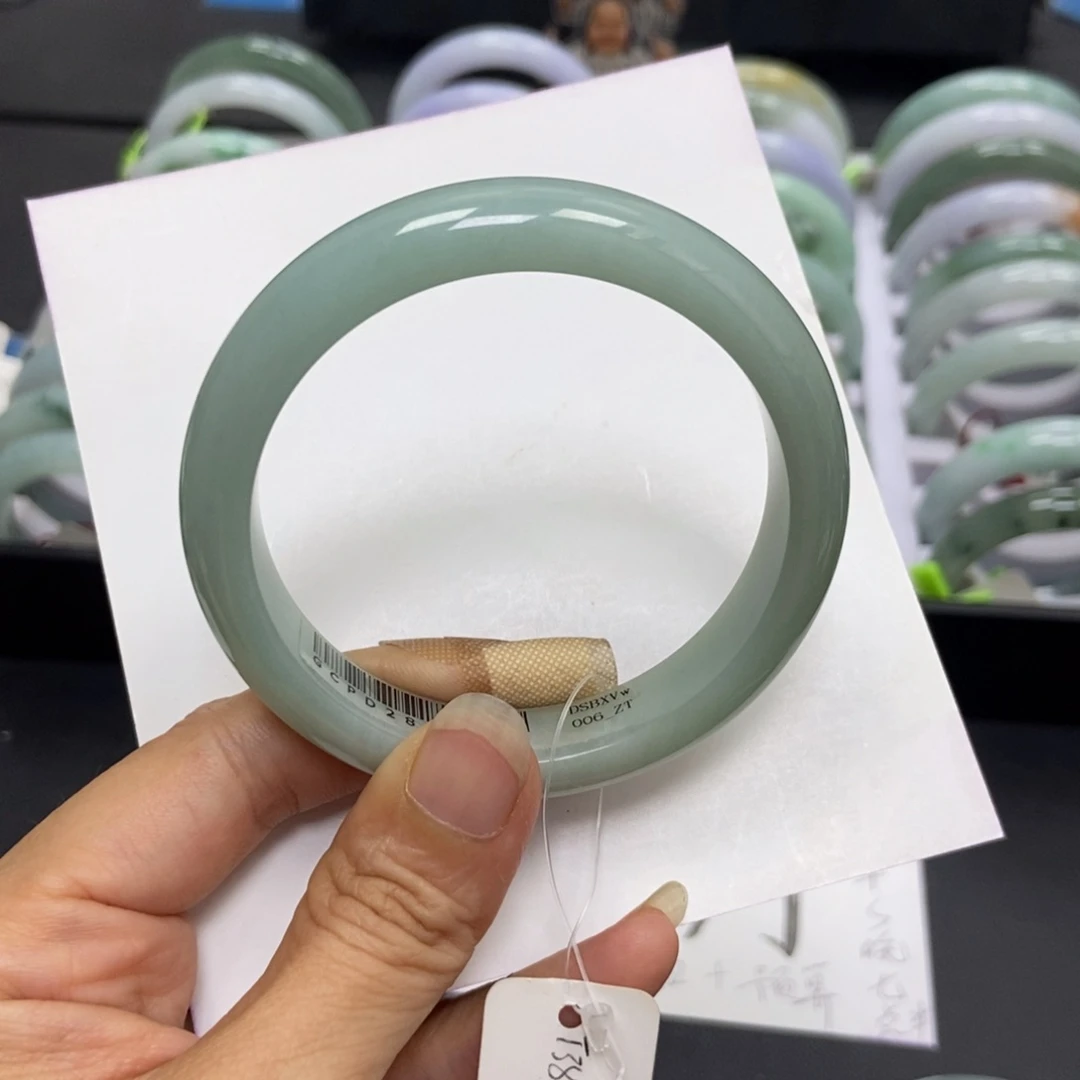 翡翠手镯未镶嵌胶润种老，圈口5 7