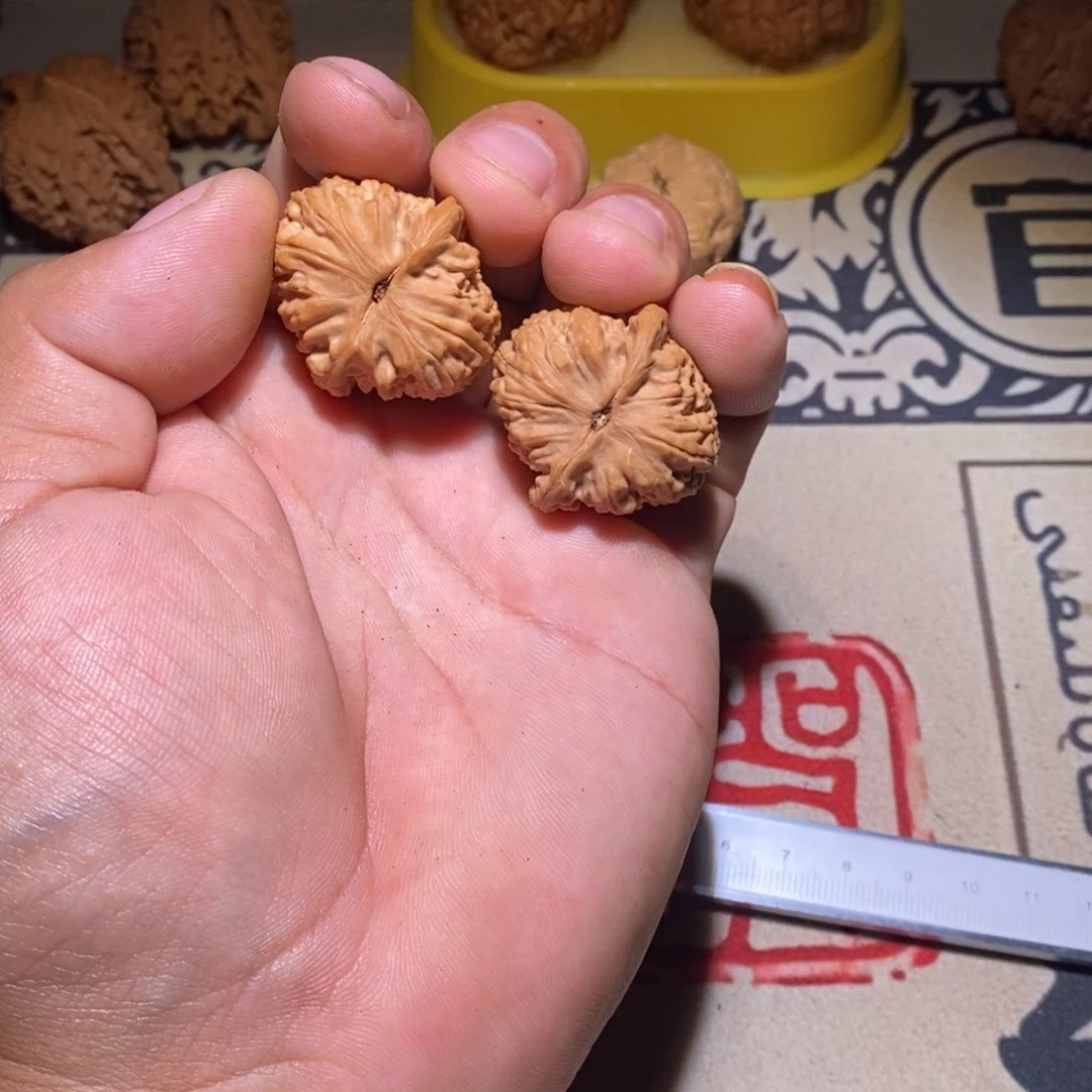 文玩核桃吊坠白狮子