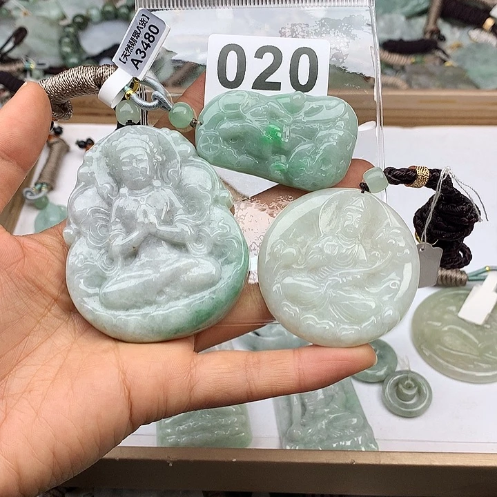 翡翠颈饰未镶嵌草*?翡翠