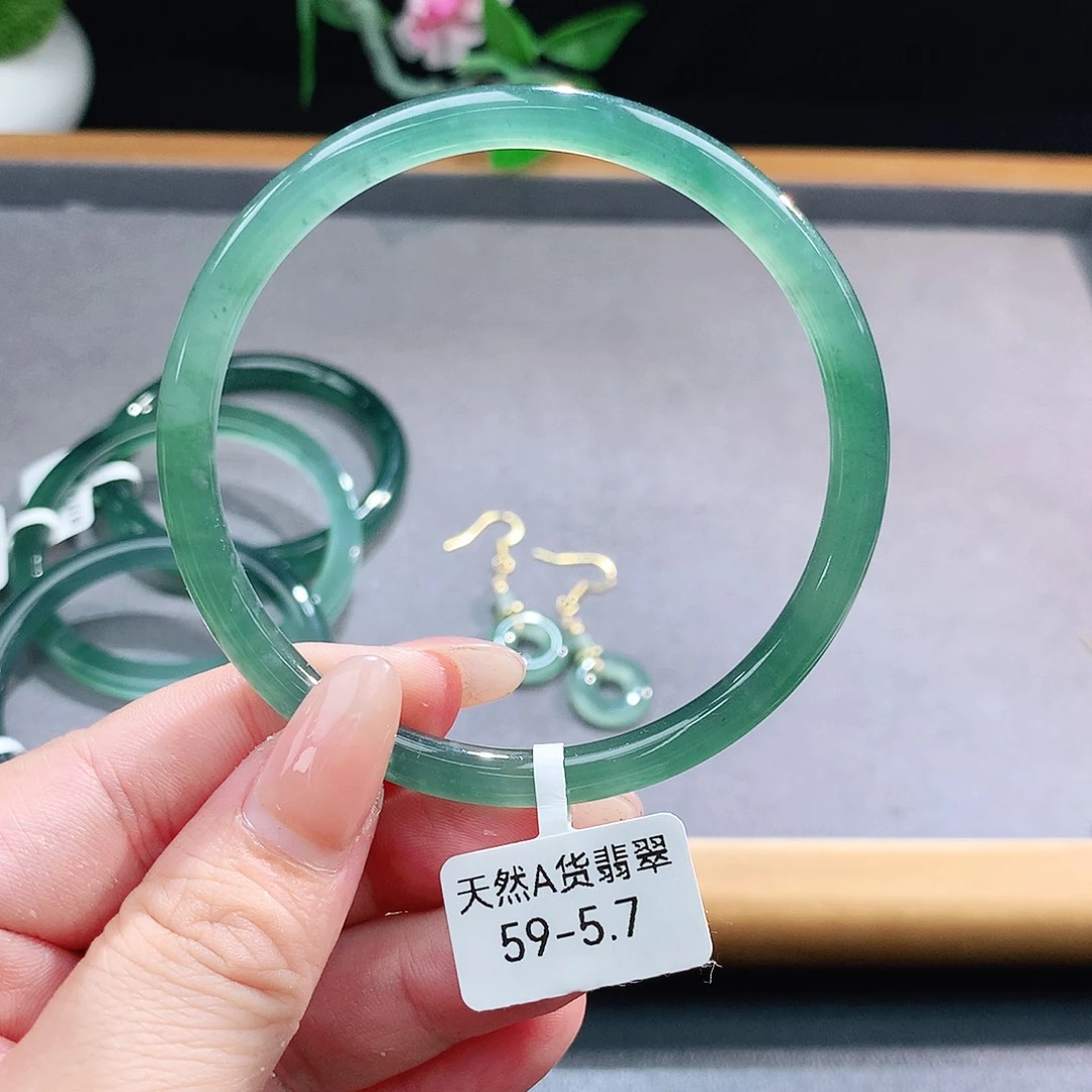 未镶嵌手镯（圆镯）翡翠