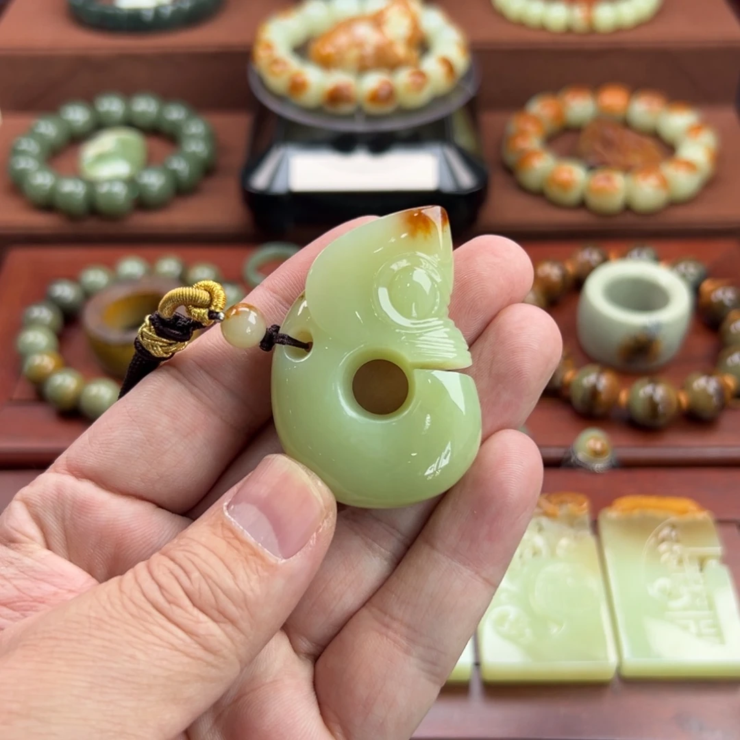 岫岩河磨玉(透闪石质玉)挂件未镶嵌伟**