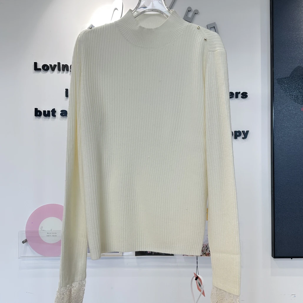 君家半高领金扣拼蕾丝袖打底毛衫