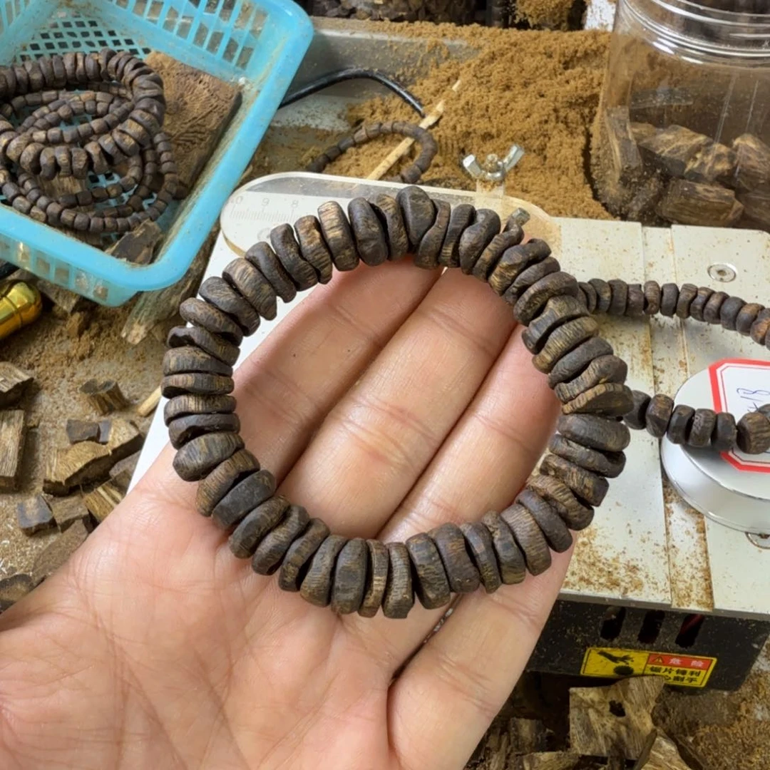 沉香碎屑沉香彤****丁沉水级海南莺歌绿随型单圈25.2克
