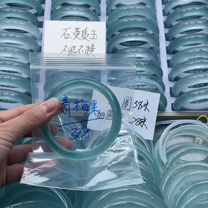 青***果石英质玉未镶嵌手镯