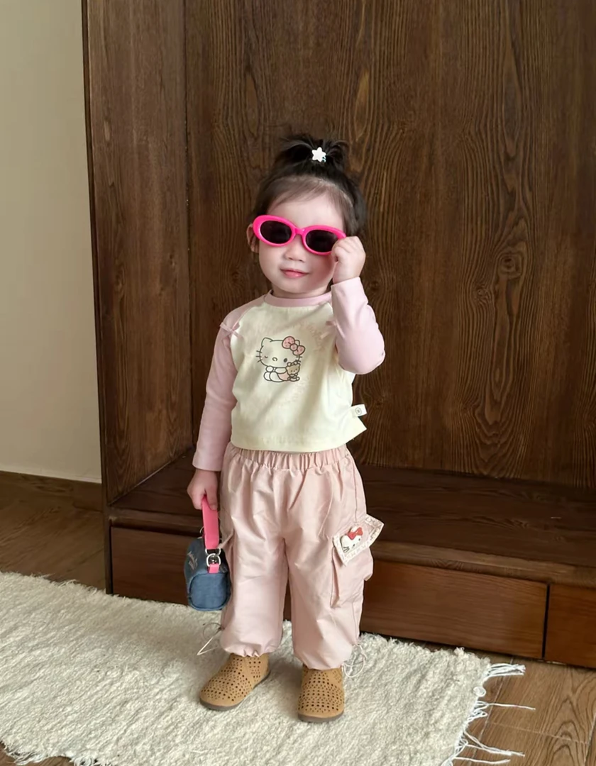 小思家2025秋季新款女童韩版休闲KT猫插肩袖上衣粉色工装裤套装