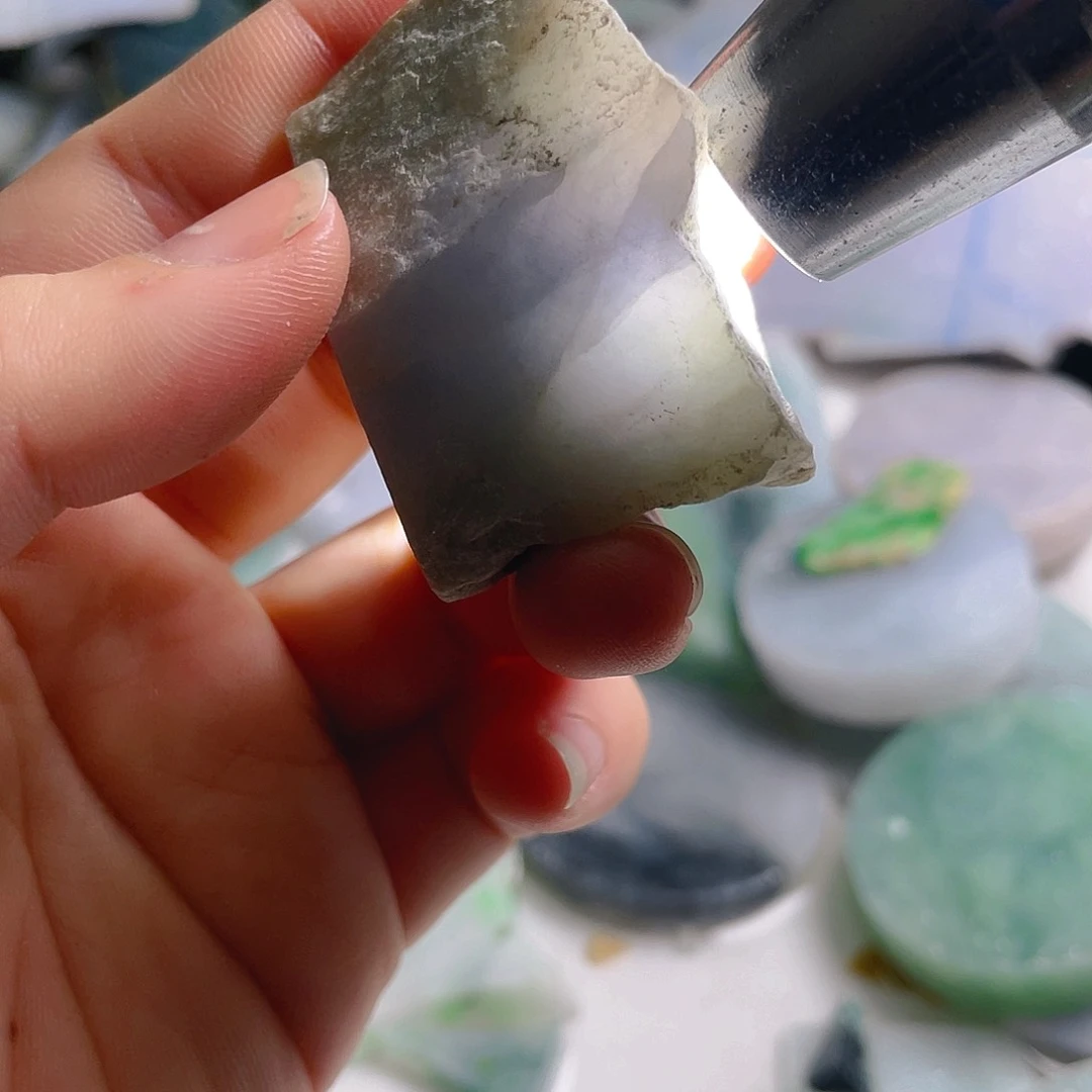 颈饰未镶嵌翡翠。