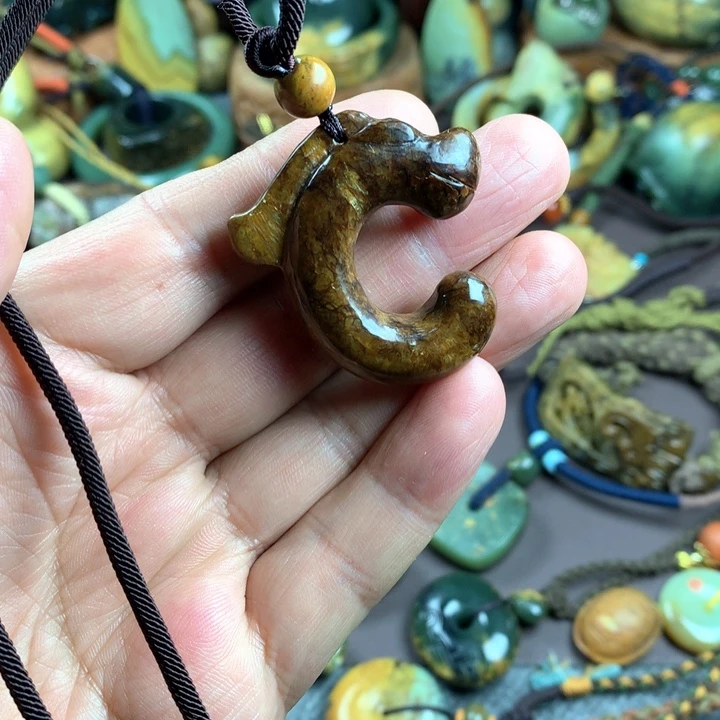 吊坠(赠链)未镶嵌岫岩河磨玉（透闪石质玉）