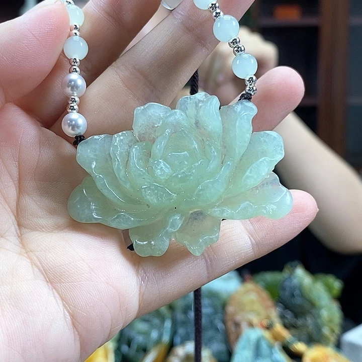 蛇纹石玉未镶嵌颈饰