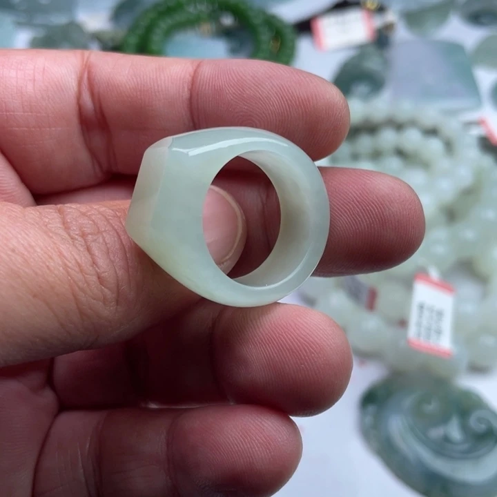 和田玉未镶嵌颈饰挂件