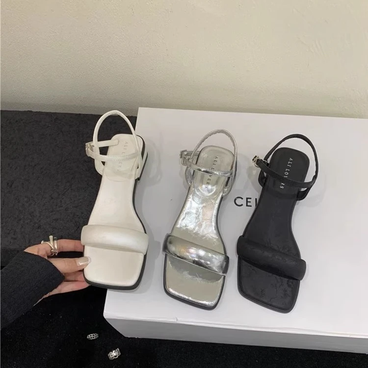 美猫汇法式高级感一字扣露趾银色凉鞋女夏季2024新款低粗跟罗马鞋