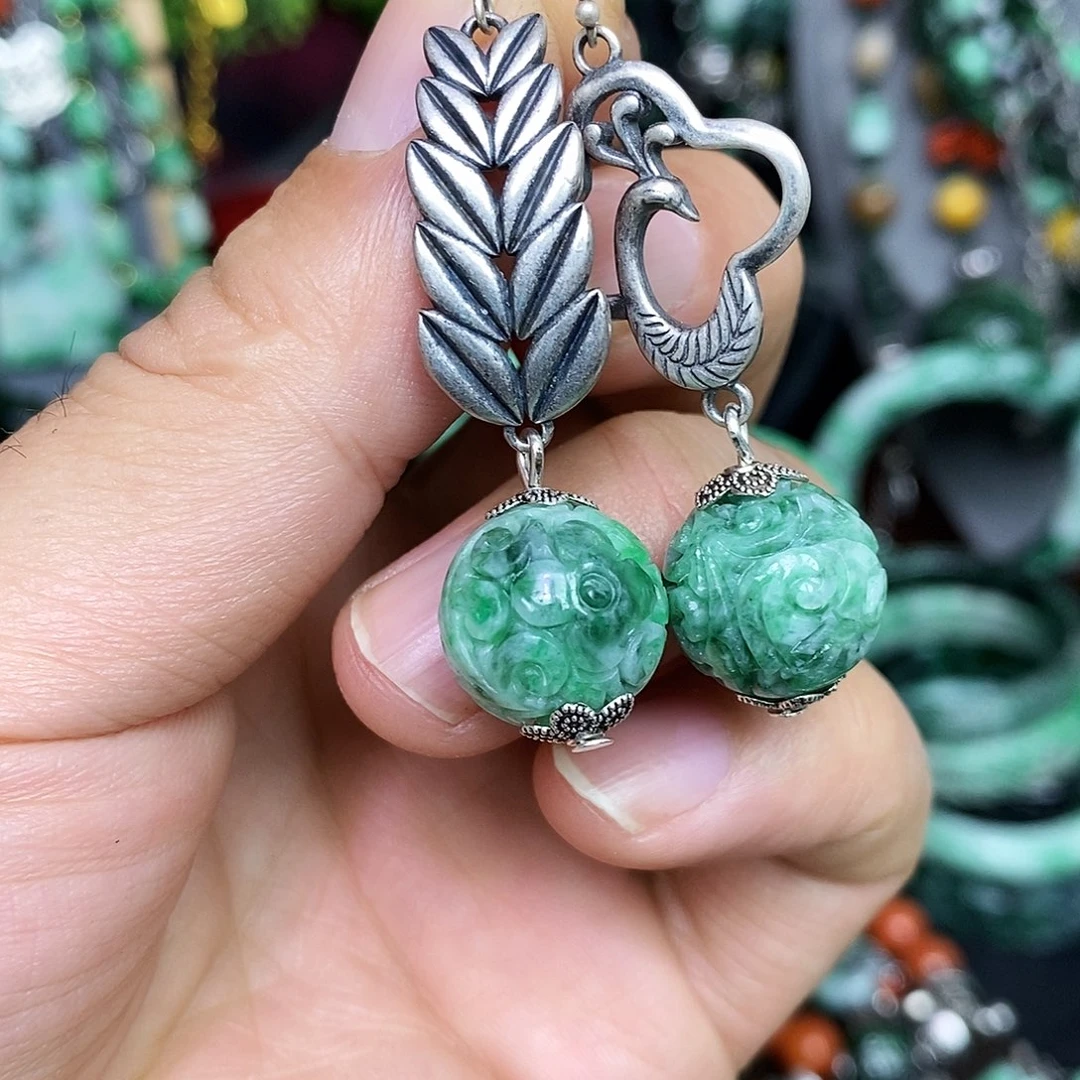 未镶嵌翡翠耳饰漂亮美眉