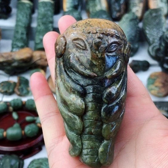 未镶嵌岫岩河磨玉（透闪石质玉）把件