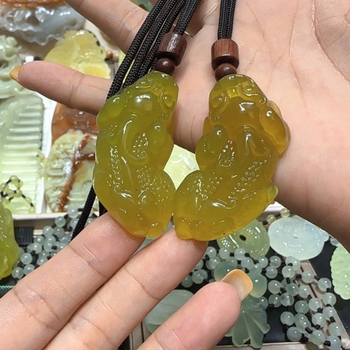 蛇纹石玉未镶嵌吊坠