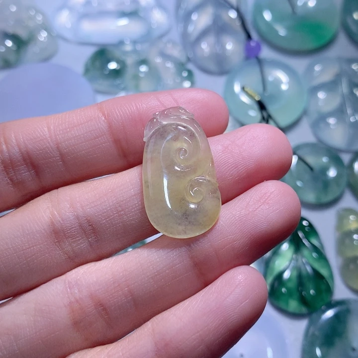 翡翠颈饰未镶嵌如意